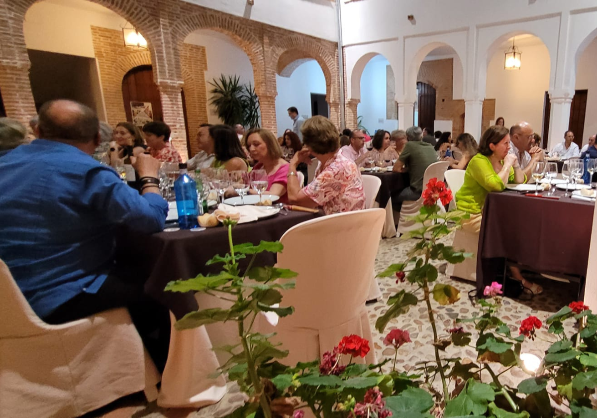 Cena en el patio de la Universidad Popular.