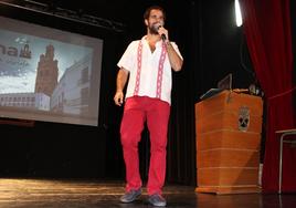 Agustín Ostos, pregonero de las Fiestas Patronales de 2023, en el escenario de La Merced.