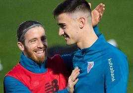 Íker San Vicente junto a Muniaín, durante un entrenamiento con el primer equipo del Athletic.