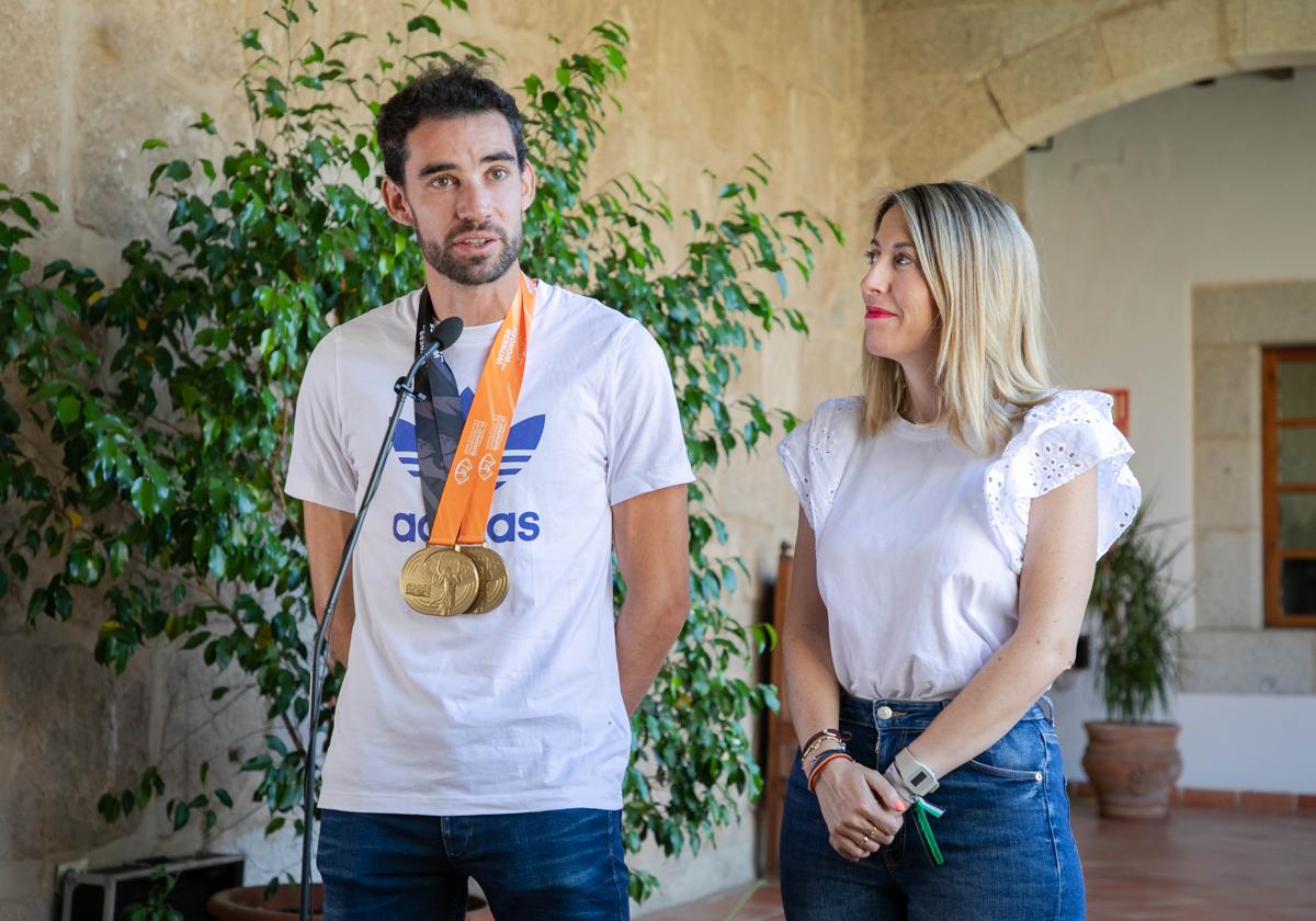María Guardiola recibe a Álvaro Martín tras su histórico éxito en Budapest