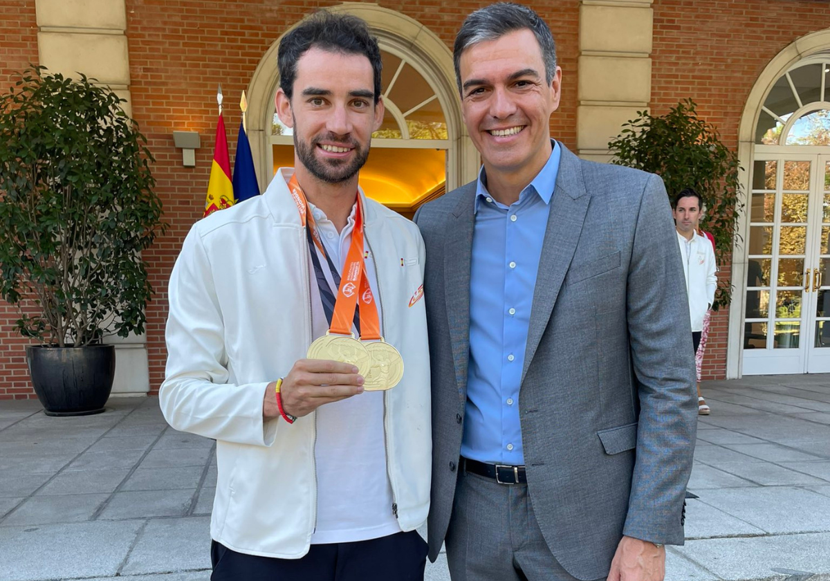 Pedro Sánchez recibe a Álvaro Martín por su «gesta» en Budapest