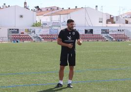 Luismi Álvarez da una charla a sus jugadores después del entrenamiento de este miércoles.