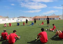 Luismi dando una charla tras el entrenamiento.