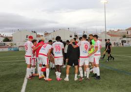 Los jugadores y el cuerpo técnico del Llerenense, apiñados tras el partido ante el Numancia.