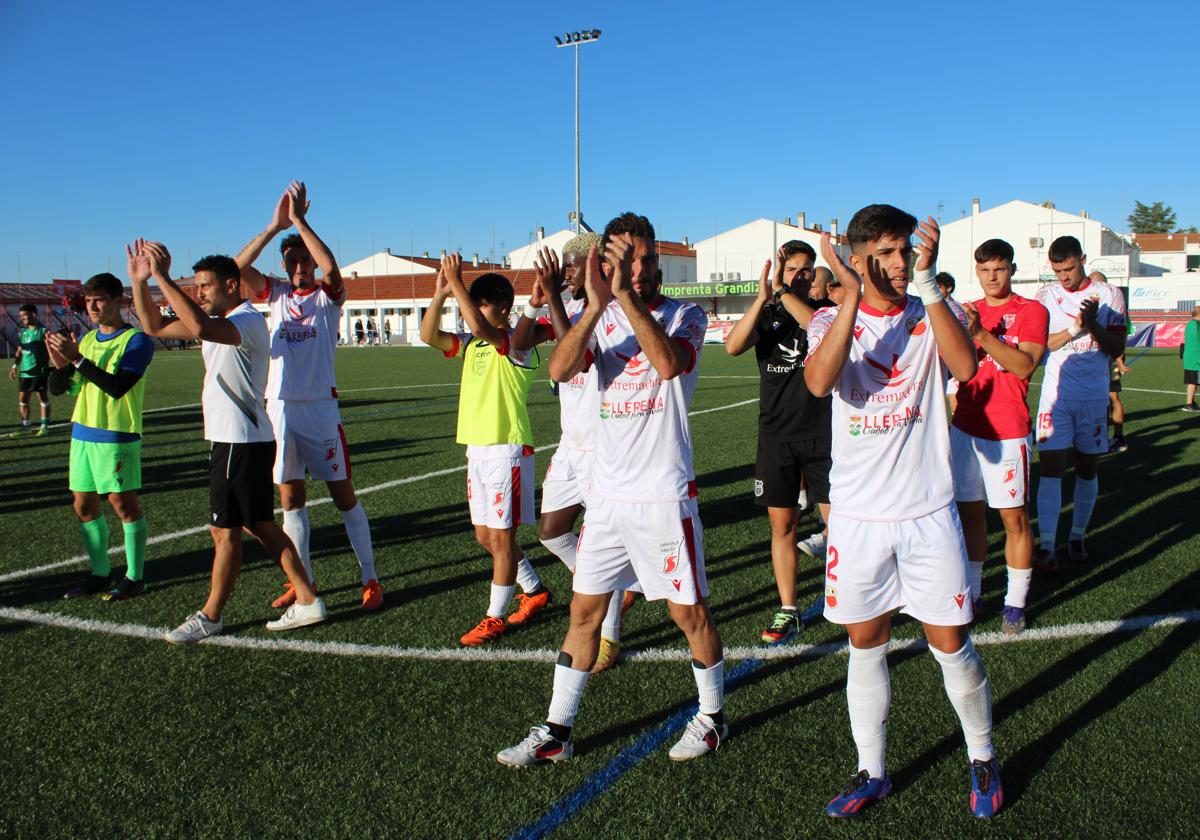Los jugadores y el cuerpo técnico del Llerenense aplauden al público tras el partido.