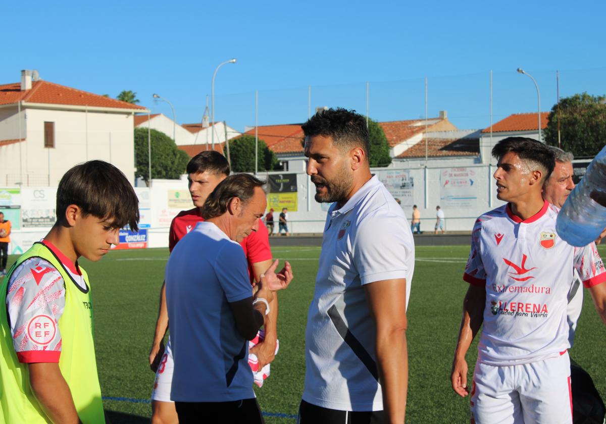 Jugadores y miembros del cuerpo técnico del Llerenense en una pausa de hidratación.