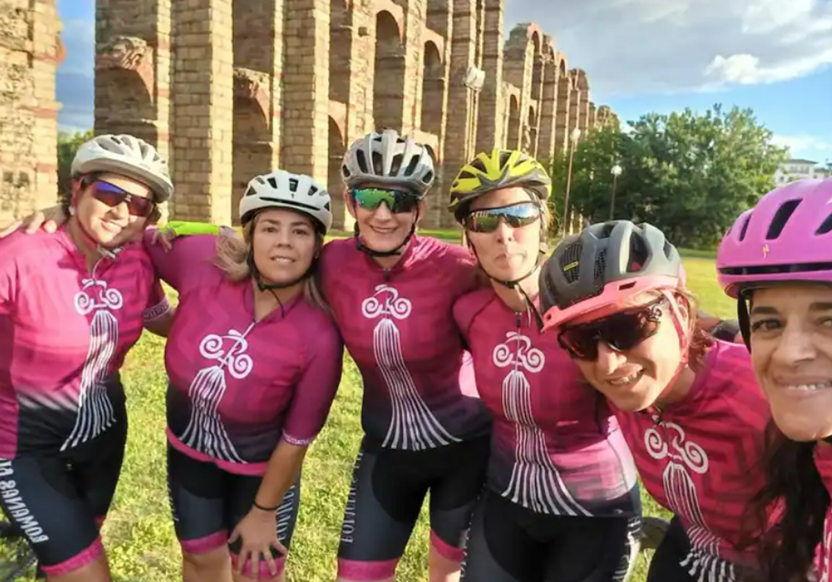Integrantes del club Romanas Bike junto al emeritense Acueducto de Los Milagros.