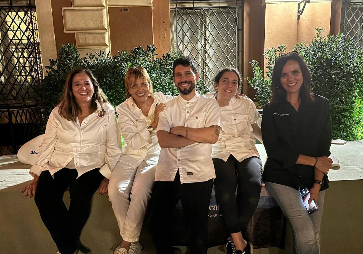 Josemi, en el centro, con Mercedes Rincón a su izquierda y María José San Román a su derecha, junto a otras personas del equipo.