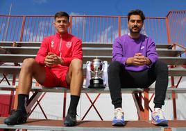 Guerrero y Tomé, en el Robina con el trofeo de campeón de Tercera.