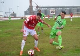 Los capitanes Nyom y Tomé junto a los colegiados tras el sorteo de campo