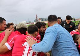 El equipo escucha la charla de Luismi tras la eliminación de Copa.