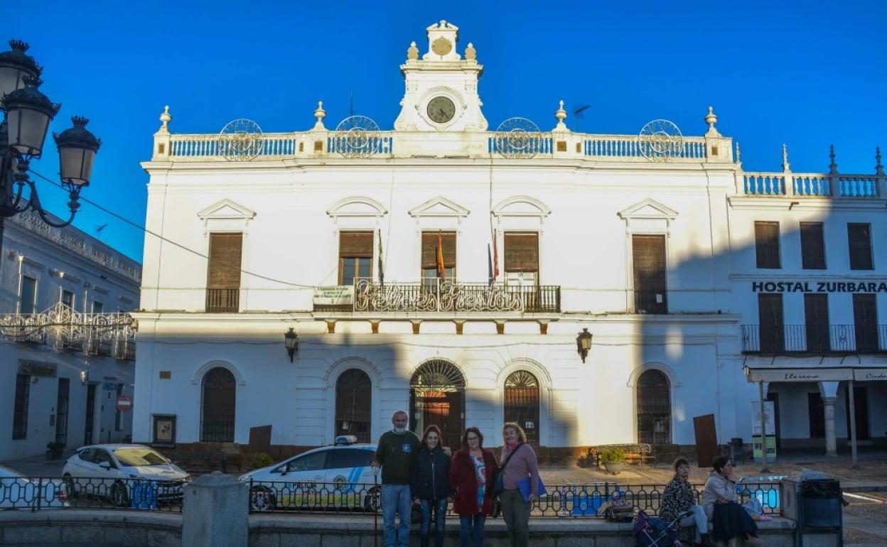 Antonio Aguilera y su familia junto a la alcaldesa de Llerena frente al ayuntamiento de la localidad.