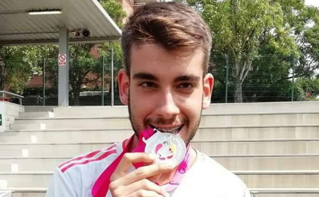 Antonio Jesús, con su medalla de subcampeón del mundo lograda con España en 2018.