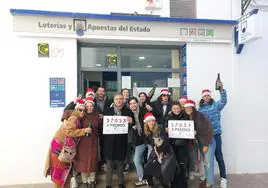 Celebrando el tercer premio en la administración número 2 de Llerena.