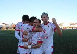 Los jugadores del Llerenense celebran uno de los tantos en el triunfo ante el Badajoz.