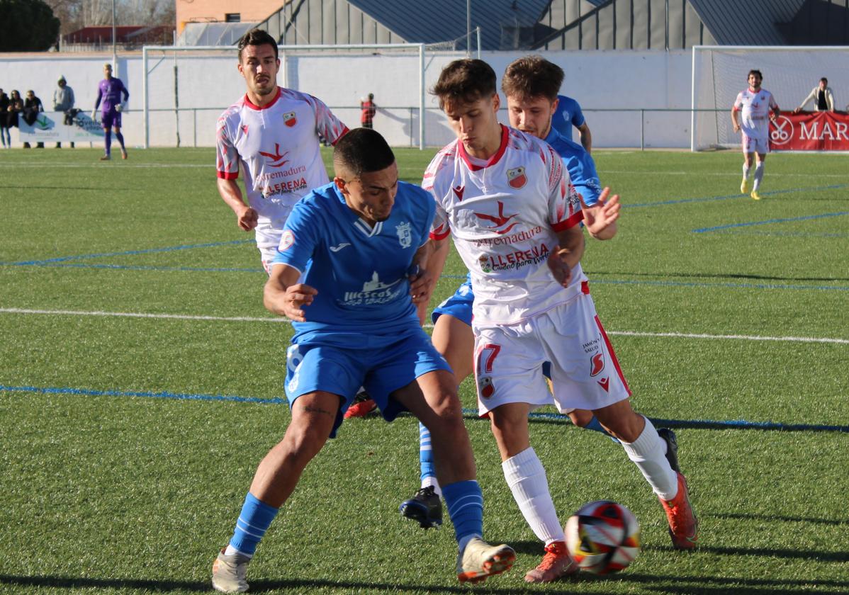 Pablo Platero conduce el esférico en el duelo de este sábado ante el Illescas.