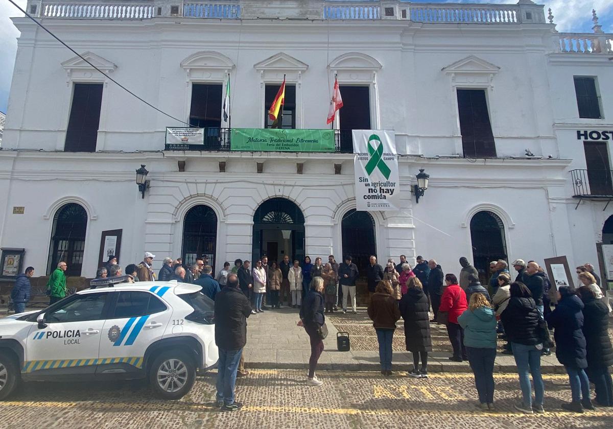 Llerena se concentra por la autovía A-81 tras una nueva víctima mortal en la N-432