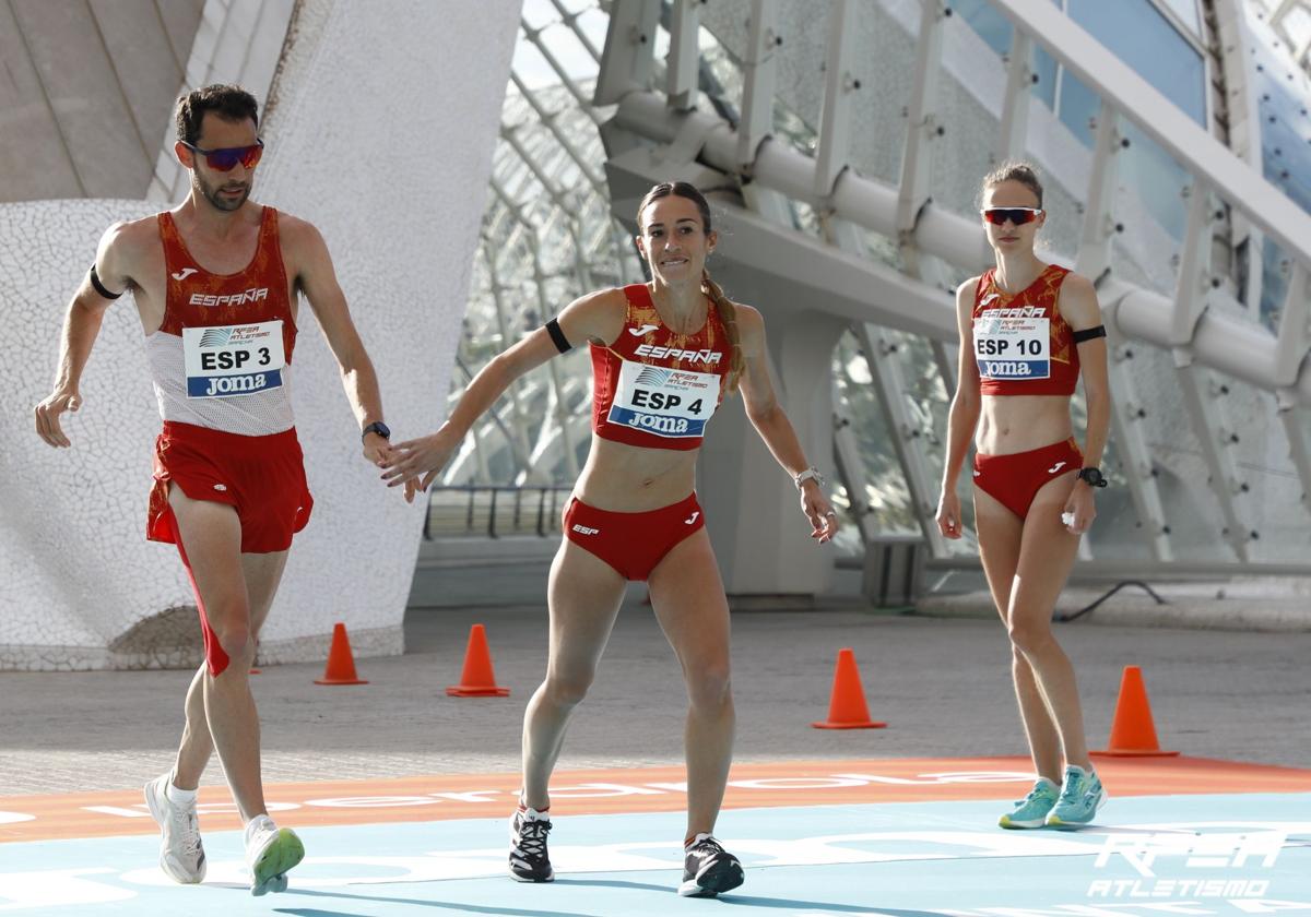 Álvaro Martín lidera el dominio español en el estreno del relevo mixto