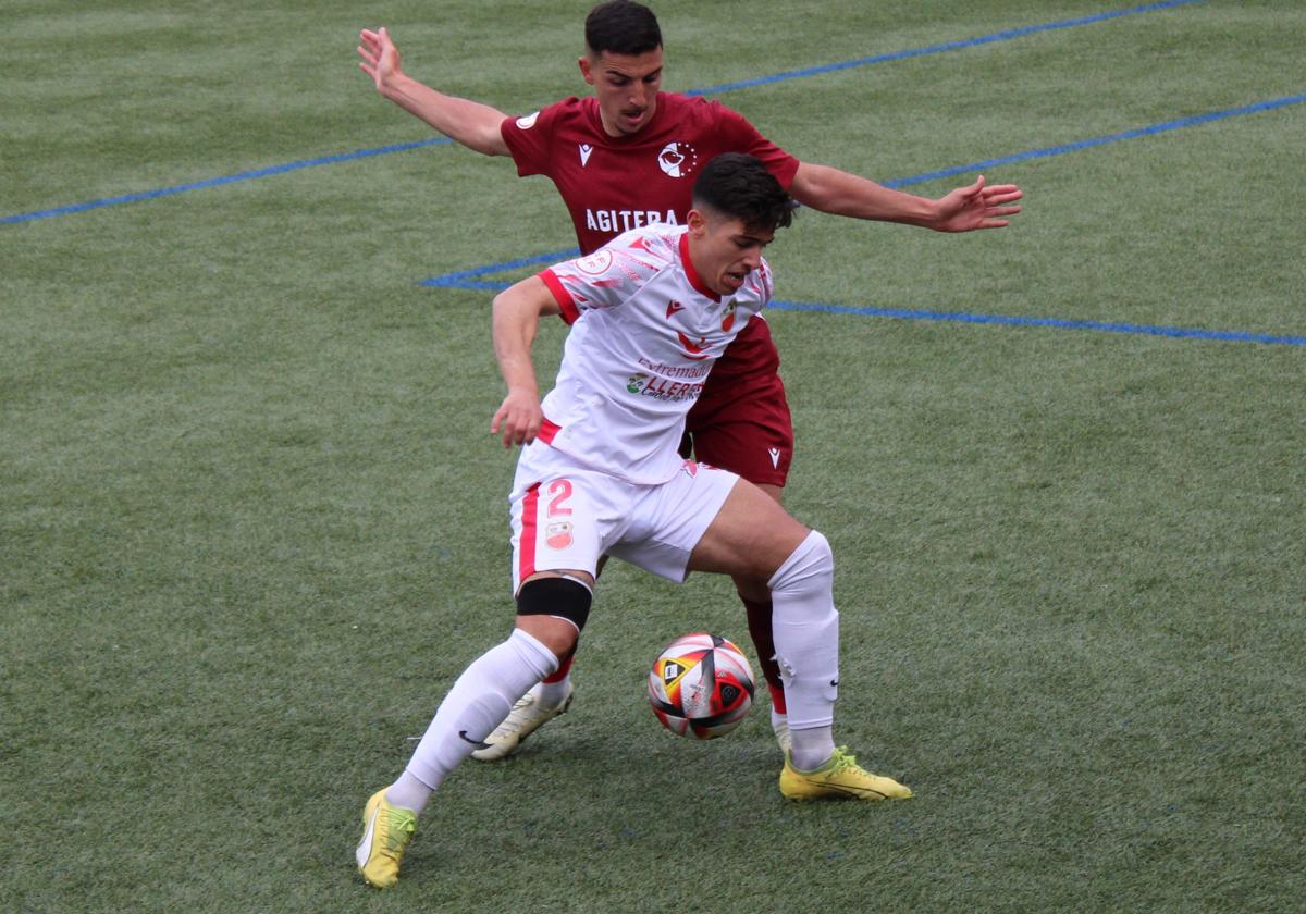 Pedro Toro protege el balón en el duelo ante el Ursaria.