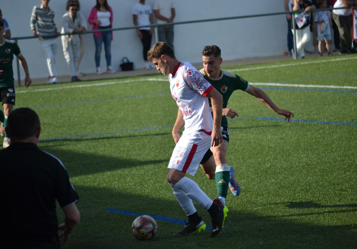 Acción del derbi entre el Llerenense y el Cacereño disputado este domingo.