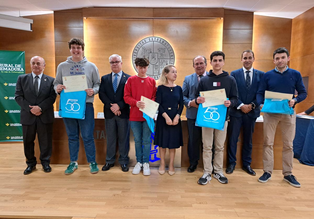 Marcelo, segundo por la izquierda, recoge el premio.