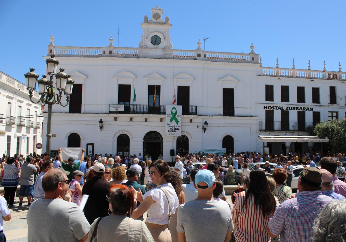 Cientos de ciudadanos se concentran por la «situación agónica» del Hospital de Llerena