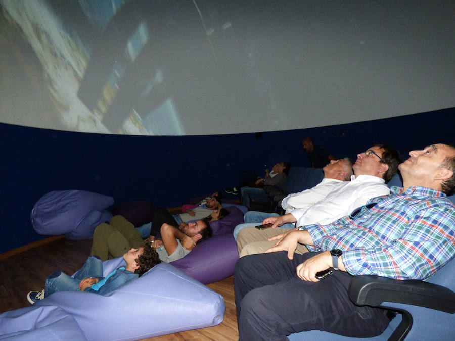 Fernández Vara en el planetario de EXPERIMENTA