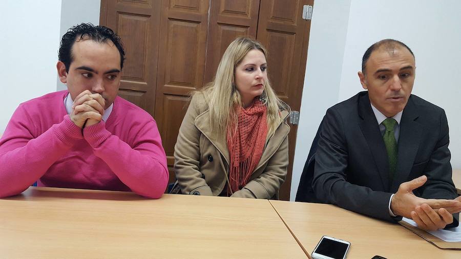 Francisco Béjar, Marisa Ríos y José Antonio Pajuelo durante la presentación de este servicio 