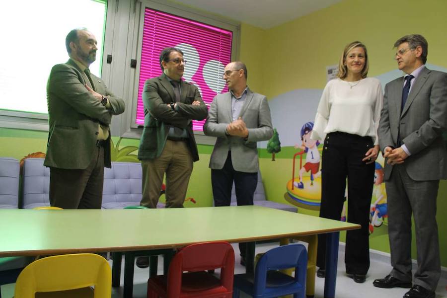 Autoridades durante el recorrido