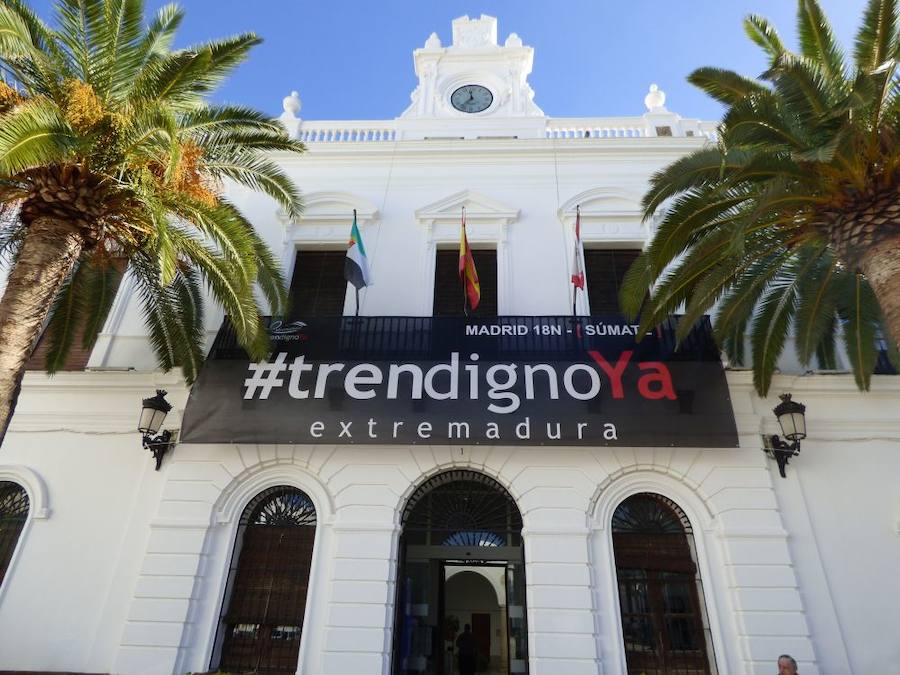 Fachada del Ayuntamiento con la pancarta reivindicativa 