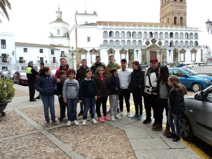 Alumnos participantes en el proyecto en su visita guiada por Llerena