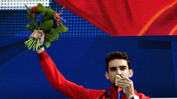 Álvaro Martín besa la medalla de oro que le acredita como campeón de Europa en 20 kilómetros marcha.