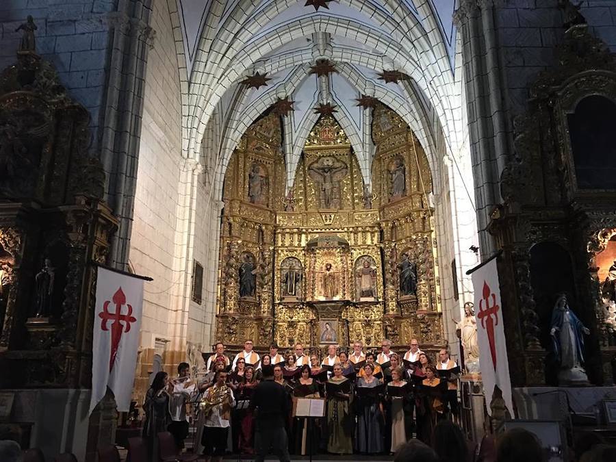 La coral de Llerena conmemora a Pedro Cieza de León en la Iglesia de Santiago