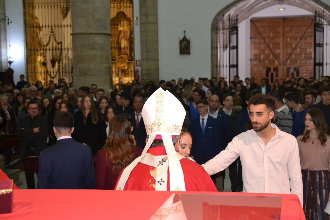El Arzobispo de Mérida Badajoz, Celso Morga confir http://www.hoy.es/autor/lucio-poves-900.html?data=eyJpZCI6OTAwLCJub21icmUiOiJMdWNpbyIsImFwZWxsaWRvcyI6IlBvdmVzIiwidGVsZWZvbm8iOm51bGwsImNhbGxlIjpudWxsLCJwb2JsYWNpb24iOm51bGwsImNvZGlnb19wb3N0YWwiOm51bGwsInByb3ZpbmNpYSI6bnVsbCwiY29ycmVvIjoicmVkYWNjaW9uQGhveWxvc3NhbnRvc2RlbWFpbW9uYS5lcyIsInR3aXR0ZXIiOiJob3lzbWFpbW9uYSIsImZhY2Vib29rIjpudWxsLCJwaW50ZXJlc3QiOm51bGwsImluc3RhZ3JhbSI6bnVsbCwiZ3BsdXMiOm51bGwsIm1lZGlvX3ByaW5jaXBhbCI6IkhveS4gRGlhcmlvIGRlIEV4dHJlbWFkdXJhIiwidGlwb19maXJtYSI6IkNvcnJlc3BvbnNhbCIsImZvdG8iOiJodHRwOlwvXC93d3cuaG95LmVzXC9jb211blwvaW1nXC8yMDE0XC9hdXRvclwvZmlybWFzLTU2MDkyYjEyNjdiMzYtZm90by5qcGciLCJ1cmwiOiJodHRwOlwvXC93d3cuaG95LmVzXC9hdXRvclwvbHVjaW8tcG92ZXMtOTAwLmh0bWwifQ%3D%3D mó a más de 80 jóvenes en una ceremonia que tuvo lugar con motivo de la Visita Pastoral