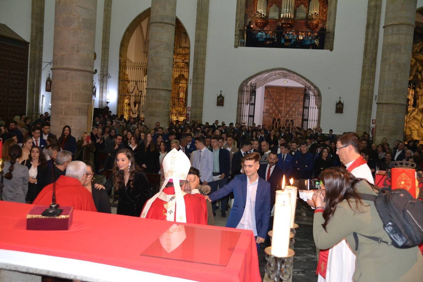 El Arzobispo de Mérida Badajoz, Celso Morga confir http://www.hoy.es/autor/lucio-poves-900.html?data=eyJpZCI6OTAwLCJub21icmUiOiJMdWNpbyIsImFwZWxsaWRvcyI6IlBvdmVzIiwidGVsZWZvbm8iOm51bGwsImNhbGxlIjpudWxsLCJwb2JsYWNpb24iOm51bGwsImNvZGlnb19wb3N0YWwiOm51bGwsInByb3ZpbmNpYSI6bnVsbCwiY29ycmVvIjoicmVkYWNjaW9uQGhveWxvc3NhbnRvc2RlbWFpbW9uYS5lcyIsInR3aXR0ZXIiOiJob3lzbWFpbW9uYSIsImZhY2Vib29rIjpudWxsLCJwaW50ZXJlc3QiOm51bGwsImluc3RhZ3JhbSI6bnVsbCwiZ3BsdXMiOm51bGwsIm1lZGlvX3ByaW5jaXBhbCI6IkhveS4gRGlhcmlvIGRlIEV4dHJlbWFkdXJhIiwidGlwb19maXJtYSI6IkNvcnJlc3BvbnNhbCIsImZvdG8iOiJodHRwOlwvXC93d3cuaG95LmVzXC9jb211blwvaW1nXC8yMDE0XC9hdXRvclwvZmlybWFzLTU2MDkyYjEyNjdiMzYtZm90by5qcGciLCJ1cmwiOiJodHRwOlwvXC93d3cuaG95LmVzXC9hdXRvclwvbHVjaW8tcG92ZXMtOTAwLmh0bWwifQ%3D%3D mó a más de 80 jóvenes en una ceremonia que tuvo lugar con motivo de la Visita Pastoral