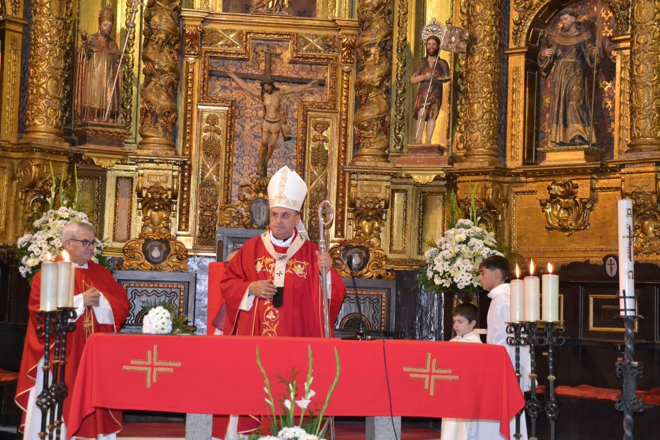 El Arzobispo de Mérida Badajoz, Celso Morga confir http://www.hoy.es/autor/lucio-poves-900.html?data=eyJpZCI6OTAwLCJub21icmUiOiJMdWNpbyIsImFwZWxsaWRvcyI6IlBvdmVzIiwidGVsZWZvbm8iOm51bGwsImNhbGxlIjpudWxsLCJwb2JsYWNpb24iOm51bGwsImNvZGlnb19wb3N0YWwiOm51bGwsInByb3ZpbmNpYSI6bnVsbCwiY29ycmVvIjoicmVkYWNjaW9uQGhveWxvc3NhbnRvc2RlbWFpbW9uYS5lcyIsInR3aXR0ZXIiOiJob3lzbWFpbW9uYSIsImZhY2Vib29rIjpudWxsLCJwaW50ZXJlc3QiOm51bGwsImluc3RhZ3JhbSI6bnVsbCwiZ3BsdXMiOm51bGwsIm1lZGlvX3ByaW5jaXBhbCI6IkhveS4gRGlhcmlvIGRlIEV4dHJlbWFkdXJhIiwidGlwb19maXJtYSI6IkNvcnJlc3BvbnNhbCIsImZvdG8iOiJodHRwOlwvXC93d3cuaG95LmVzXC9jb211blwvaW1nXC8yMDE0XC9hdXRvclwvZmlybWFzLTU2MDkyYjEyNjdiMzYtZm90by5qcGciLCJ1cmwiOiJodHRwOlwvXC93d3cuaG95LmVzXC9hdXRvclwvbHVjaW8tcG92ZXMtOTAwLmh0bWwifQ%3D%3D mó a más de 80 jóvenes en una ceremonia que tuvo lugar con motivo de la Visita Pastoral