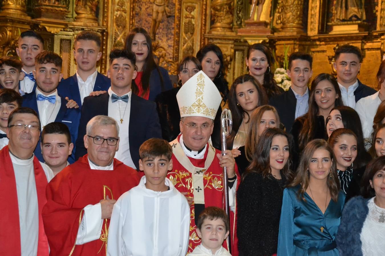 El Arzobispo de Mérida Badajoz, Celso Morga confir http://www.hoy.es/autor/lucio-poves-900.html?data=eyJpZCI6OTAwLCJub21icmUiOiJMdWNpbyIsImFwZWxsaWRvcyI6IlBvdmVzIiwidGVsZWZvbm8iOm51bGwsImNhbGxlIjpudWxsLCJwb2JsYWNpb24iOm51bGwsImNvZGlnb19wb3N0YWwiOm51bGwsInByb3ZpbmNpYSI6bnVsbCwiY29ycmVvIjoicmVkYWNjaW9uQGhveWxvc3NhbnRvc2RlbWFpbW9uYS5lcyIsInR3aXR0ZXIiOiJob3lzbWFpbW9uYSIsImZhY2Vib29rIjpudWxsLCJwaW50ZXJlc3QiOm51bGwsImluc3RhZ3JhbSI6bnVsbCwiZ3BsdXMiOm51bGwsIm1lZGlvX3ByaW5jaXBhbCI6IkhveS4gRGlhcmlvIGRlIEV4dHJlbWFkdXJhIiwidGlwb19maXJtYSI6IkNvcnJlc3BvbnNhbCIsImZvdG8iOiJodHRwOlwvXC93d3cuaG95LmVzXC9jb211blwvaW1nXC8yMDE0XC9hdXRvclwvZmlybWFzLTU2MDkyYjEyNjdiMzYtZm90by5qcGciLCJ1cmwiOiJodHRwOlwvXC93d3cuaG95LmVzXC9hdXRvclwvbHVjaW8tcG92ZXMtOTAwLmh0bWwifQ%3D%3D mó a más de 80 jóvenes en una ceremonia que tuvo lugar con motivo de la Visita Pastoral