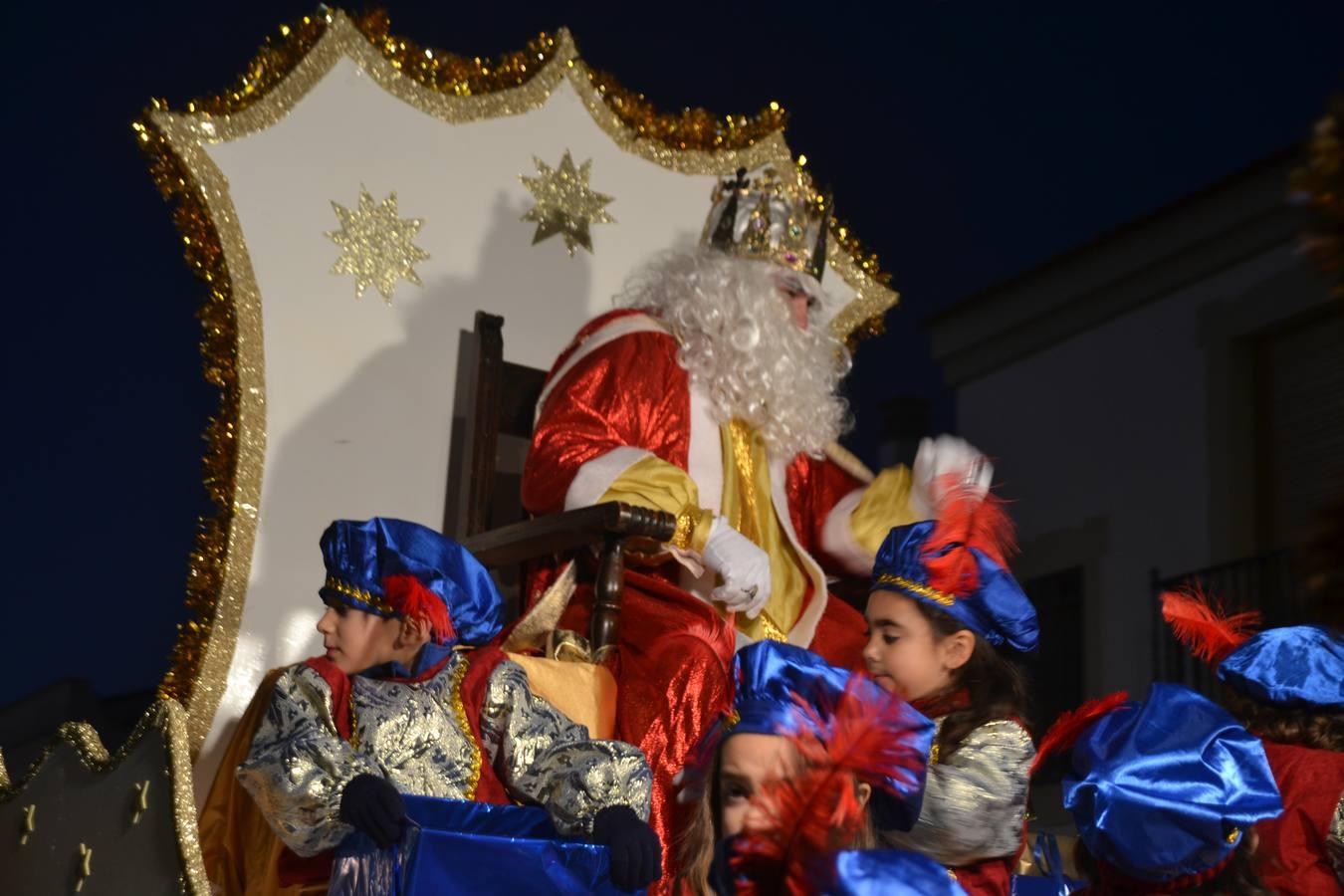 Nueve Carrozas y más de 100 niños en ellas que lanzaron una tonelada de caramelos en la noche de la ilusión.