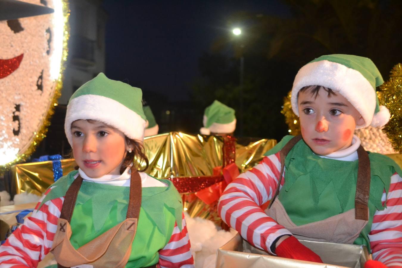 Nueve Carrozas y más de 100 niños en ellas que lanzaron una tonelada de caramelos en la noche de la ilusión.