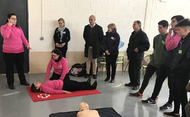 Lso alumnos en los talleres de atención sociosanitaria 