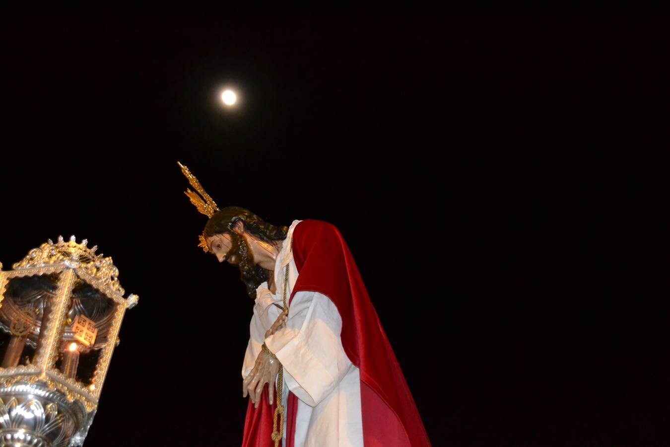 El Señor Cautivo bajo la luna 