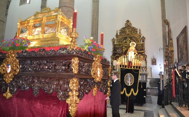 LA urna con el Cristo Yacente fue trasladada al bajo coro para iniciar el enterramiento 