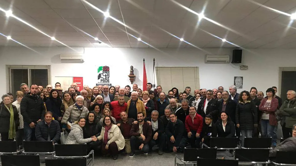 Algunos miembros y simpatizantes del PSOE en la última asamblea celebrada de cara a las elecciones 