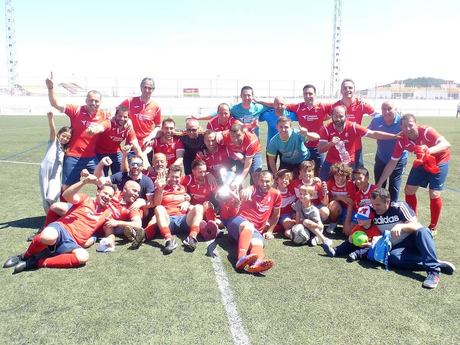 MUY CONTENTOS, YA CON EL TROFEO DE CAMPEÓN LA A.V. LOS SANTOS