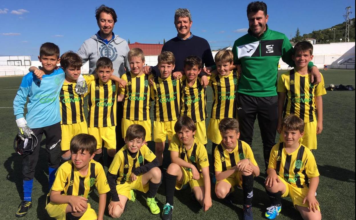 El equipo junto a su coodinador y entrenadores 