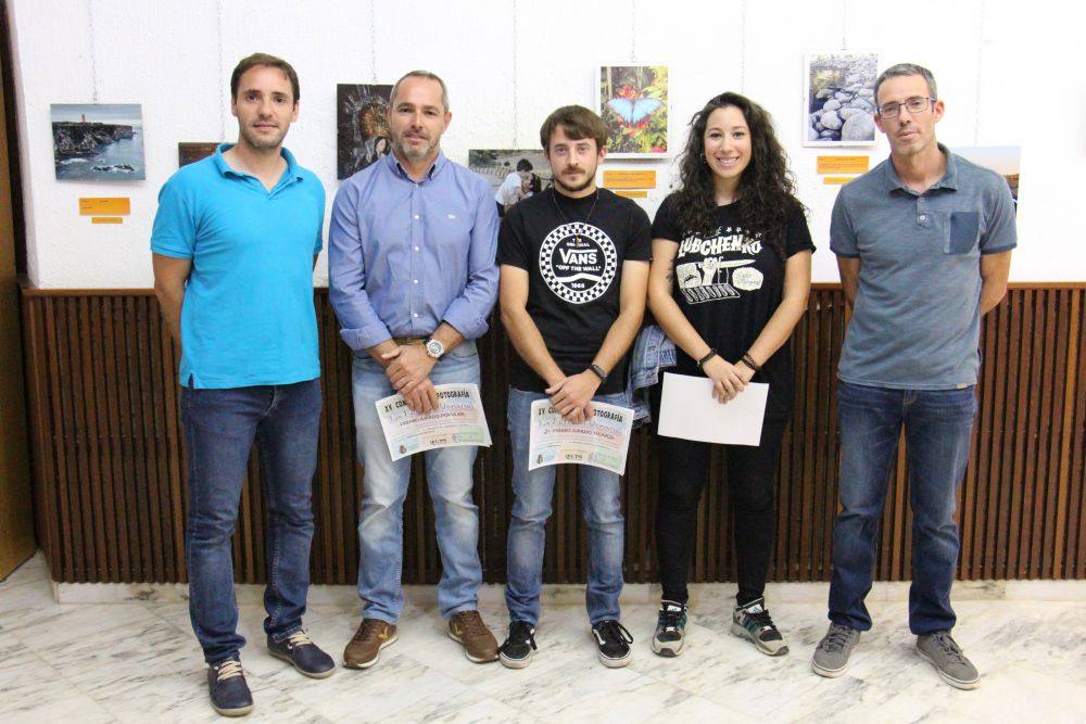 Los ganadores con el concejal y el director de la UPS 