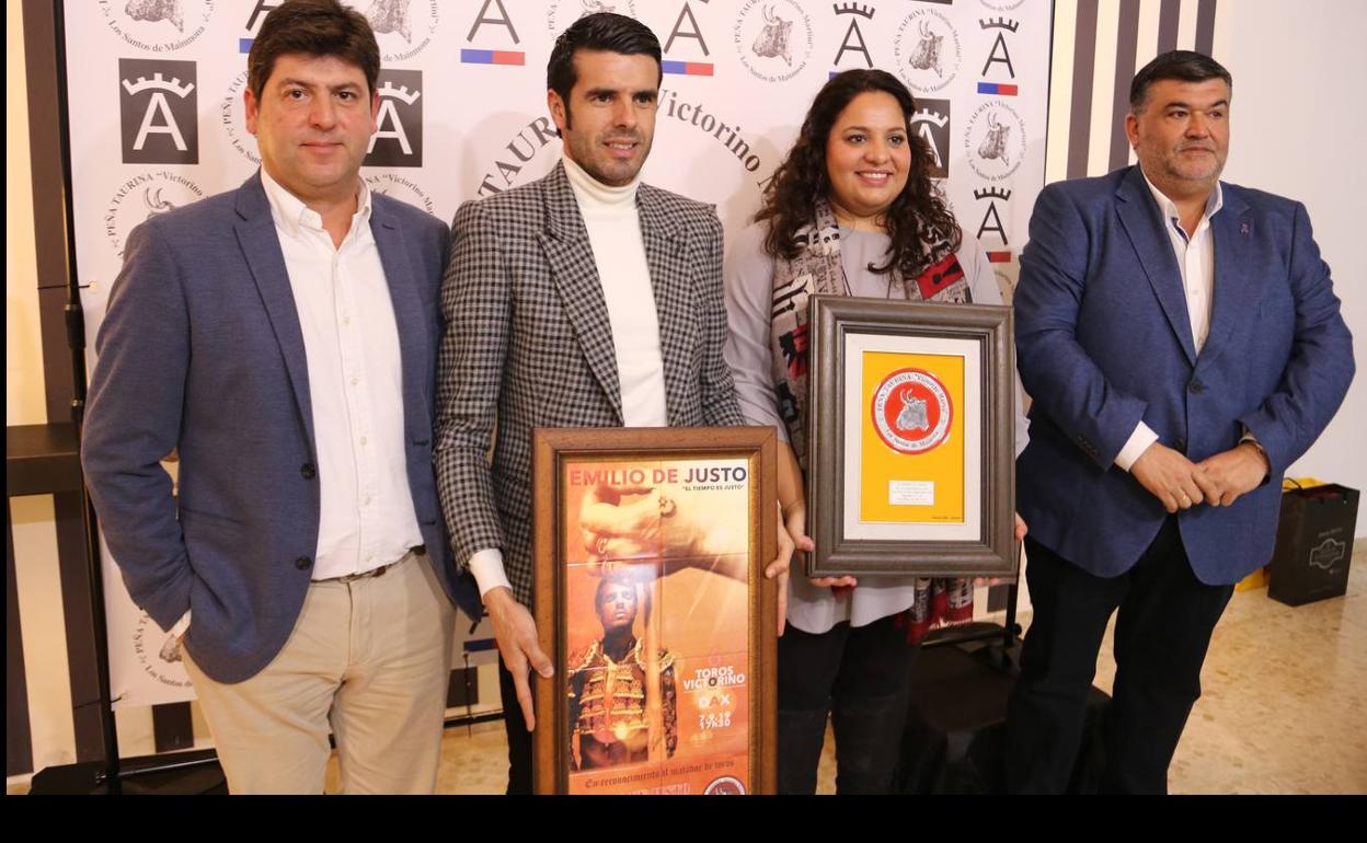 El torero y la ganadera junto al alcalde y el rpesidente de la peña taurina 