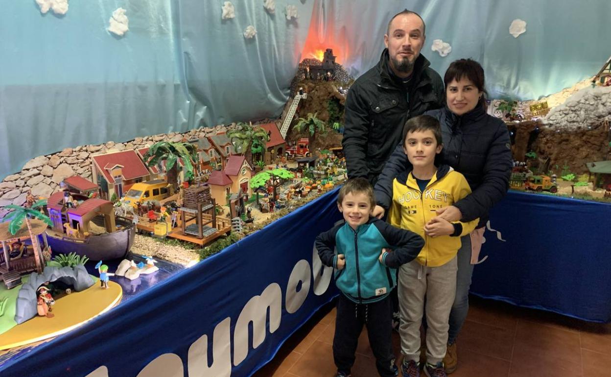 La familia Gómez Garrido monta en su casa su particular Belén de Playmobil