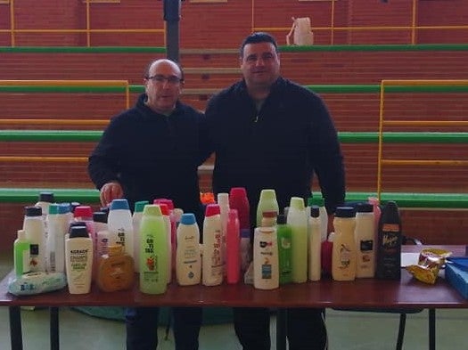 Catalino y Pedro Aguilar, junto con los productos conseguidos