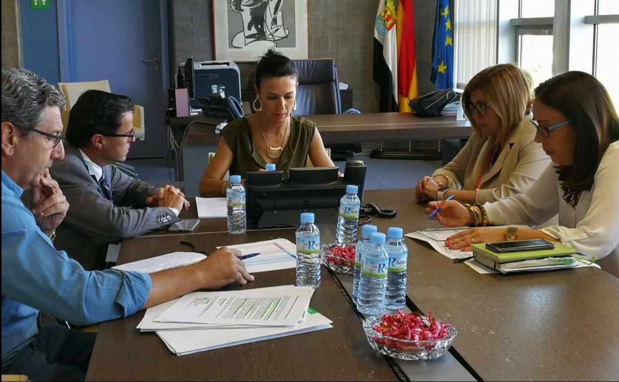 Laconsejera de Educación y Empleo juntos a los presidentes de las Diputaciones Provinciales durante una reunión 